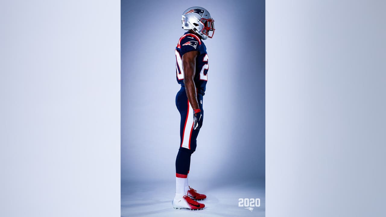 Los Patriots ya sin la presencia de Brady y en modo de reestructuración presentaron su nueva indumentaria para la temporada 2020 en la NFL. El color azul es muy similar al modelo color rush y el blanco es una adaptación combinando con las licras azules.