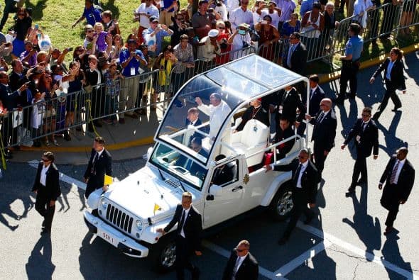 Para su visita a los Estados Unidos el Papa Francisco eligió al talentoso Jeep Wrangler. Este vehículo no solo es capaz de atravesar todo tipo de terreno, pero también es un vehículo extremadamente popular en los Estados Unidos. Por ello, siendo “El Papa del Pueblo”, nos parece una elección acertada para su travesía en esta región.