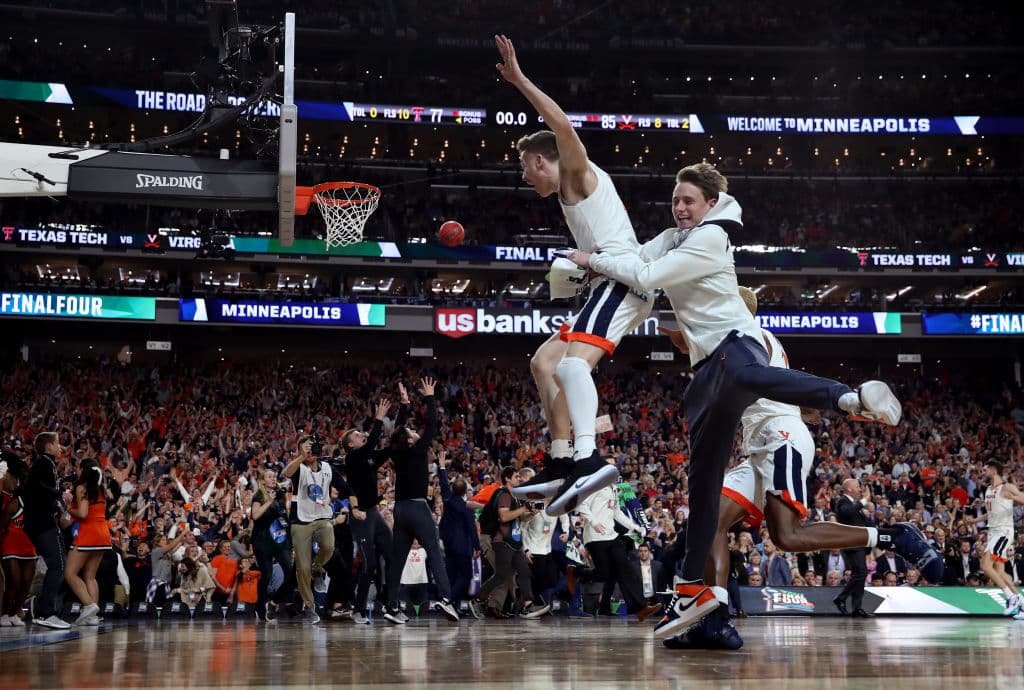 Los Virginia Cavaliers conquistaron el primer Campeonato Nacional luego de derrotar por 85-77 a los Texas Tech Red Raiders en la Final del NCAA Tournament y así festejaron los aficionados, jugadores y entrenadores, en cabezados por el head coach Tony Bennett.