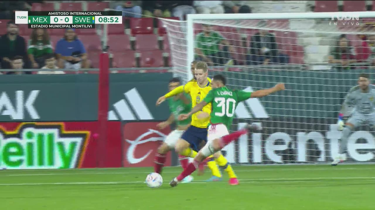 ¡Otro riflazo! Ahora es Chávez el que prueba con tiro de media distancia