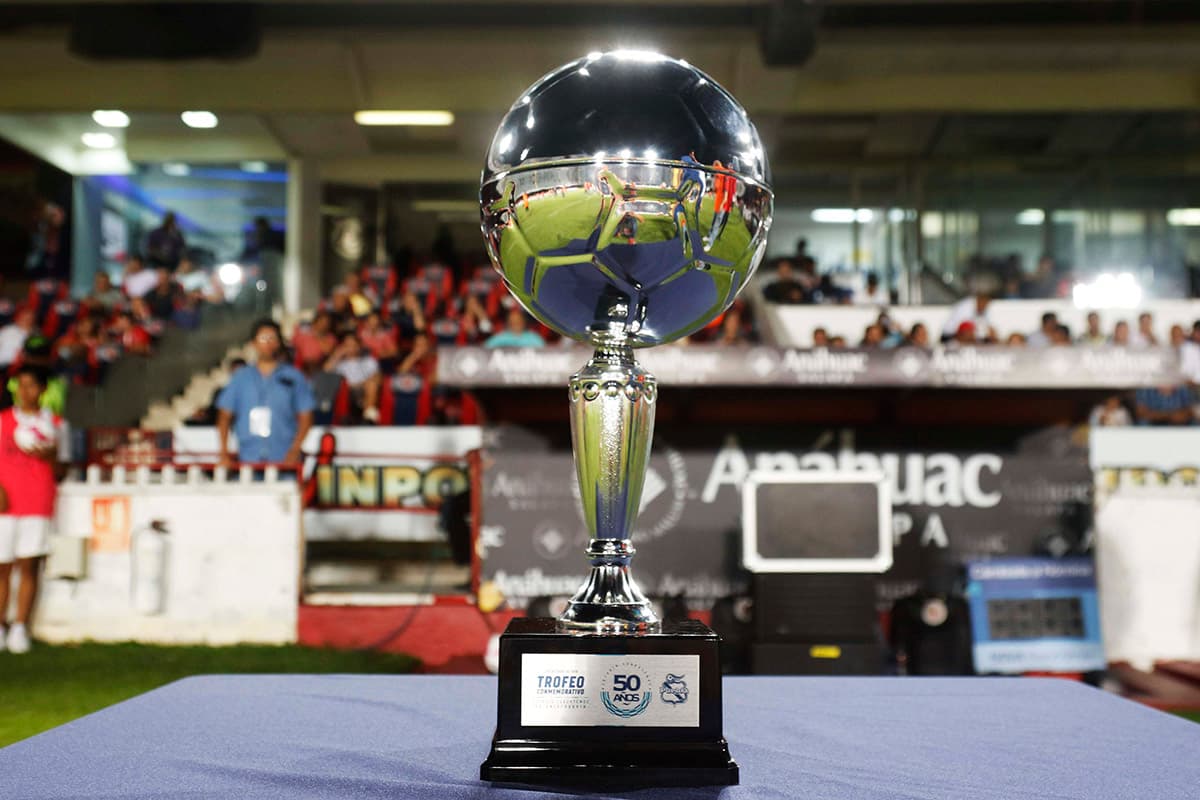 El trofeo de los 50 años del Estadio Cuauhtémoc de Puebla estuvo en juego entre Veracruz y Necaxa.