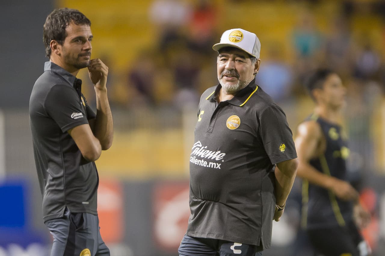 Maradona se roba todas las miradas en su debut como director técnico de Dorados.