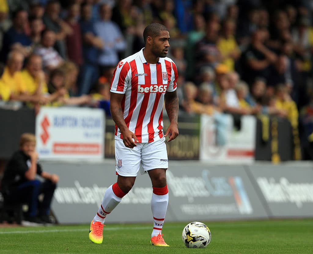 El lateral derecho inglés de 33 años Glen Johnson, jugó con el Stoke City inglés la campaña anterior y también busca donde seguir su carrera.