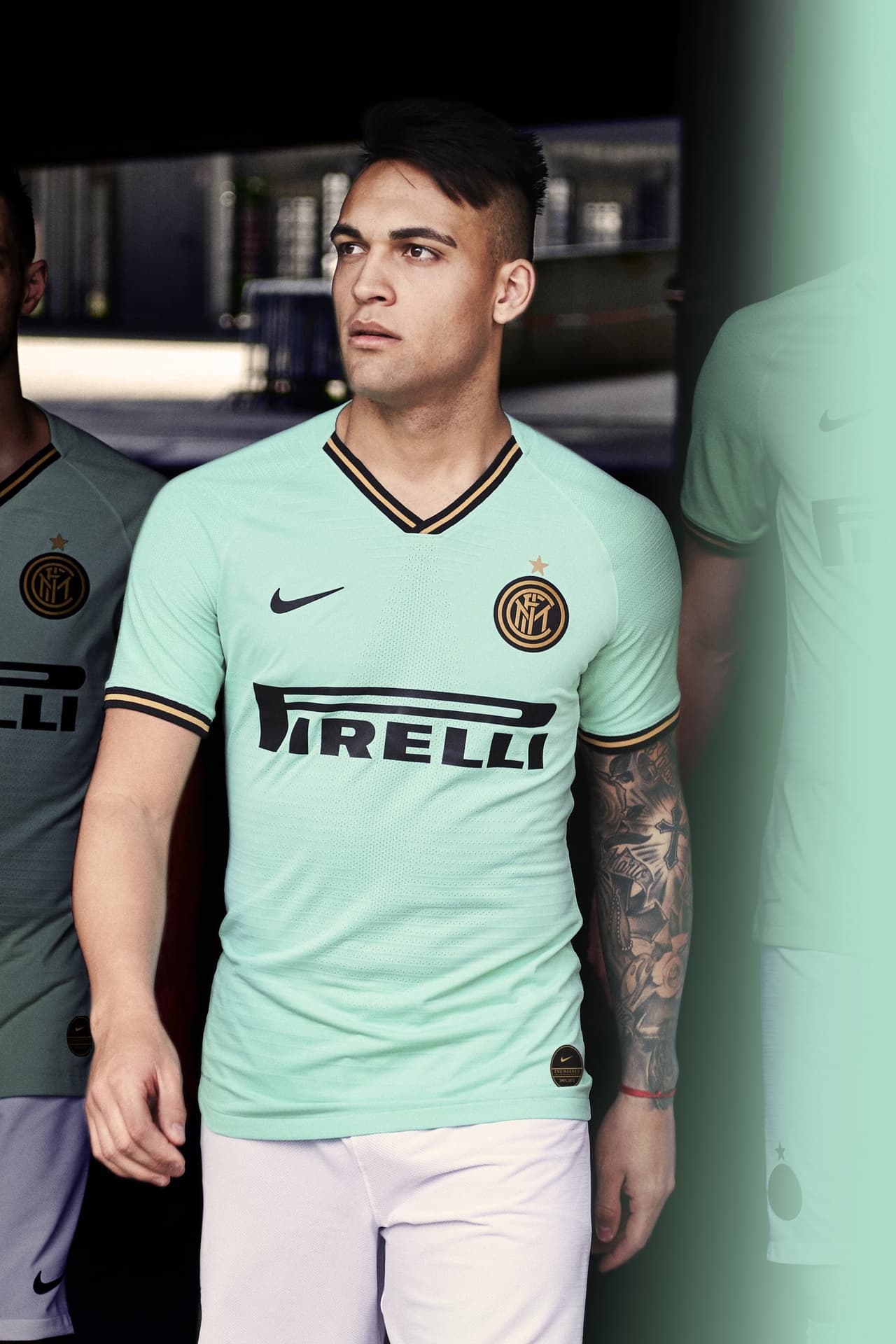 La segunda equipación del Inter de Milán para la siguiente temporada será verde, aunque no un verde común sino aguamarino. La marca y el equipo informaron que se trata de un homenaje a la belleza y elegancia de la ciudad, además de los asientos en el San Siro.