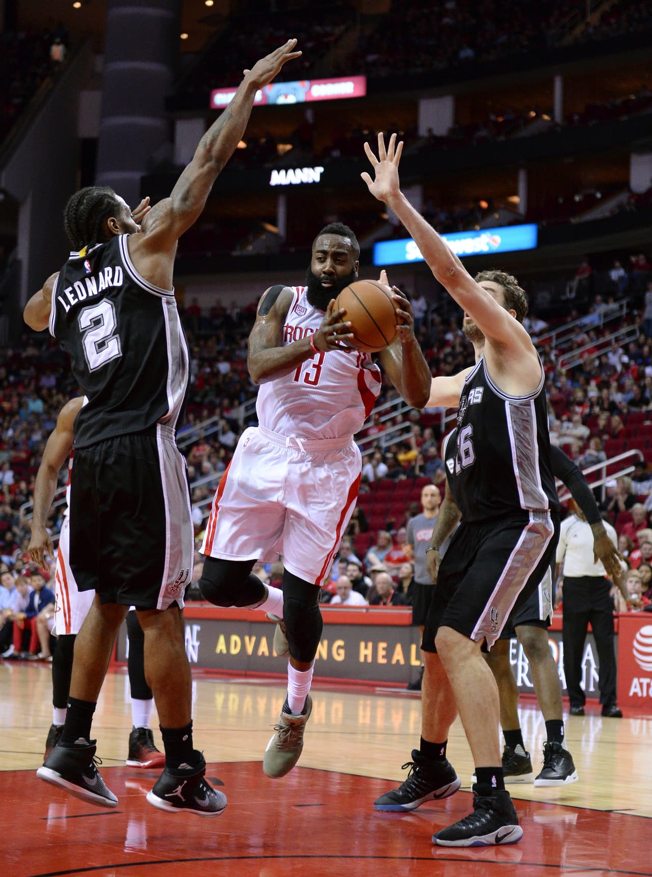 A pesar de la derrota de Houston Rockets contra San Antonio Spurs, Harden hizo su segundo segundo triple doble consecutivo, un logro que solo había alcanzado en este equipo Elvin Hayes en la temporada de 1970-71.