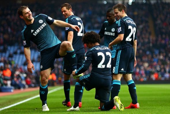 Birmingham, Inglaterra - 07 de febrero: Branislav Ivanovic del Chelsea celebra con sus compañeros de equipo después de anotar el segundo gol de su equipo durante el partido de la Premier League entre el Aston Villa y Chelsea en Villa Park.