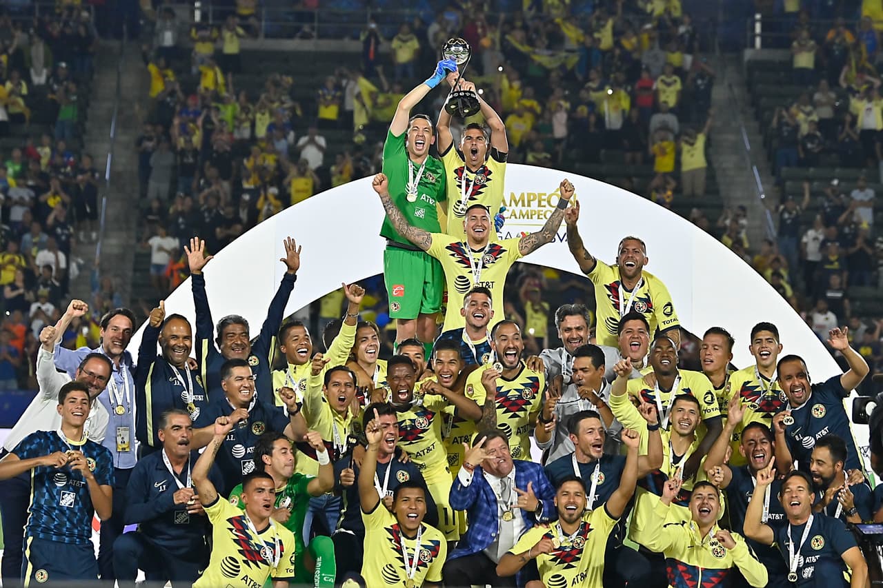 Así fueron los festejos del América luego de su angustiosa pero merecida victoria en penaltis para definir al Campeón de Campeones de la Liga MX ante Tigres en Carson, California. Agustín Marchesín fue el héroe americanista al atajar varios penaltis y anotar el de la victoria para el equipo de Miguel Herrera. Vaya manera de celebrar por parte de los jugadores azulcremas.