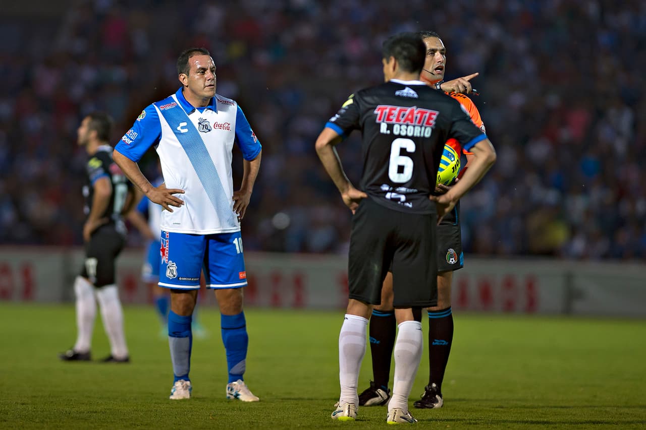 Cuauhtémoc Blanco estuvo presente en la victoria del equipo poblano frente al Querétaro, comandado por el astro brasileño Ronaldinho.