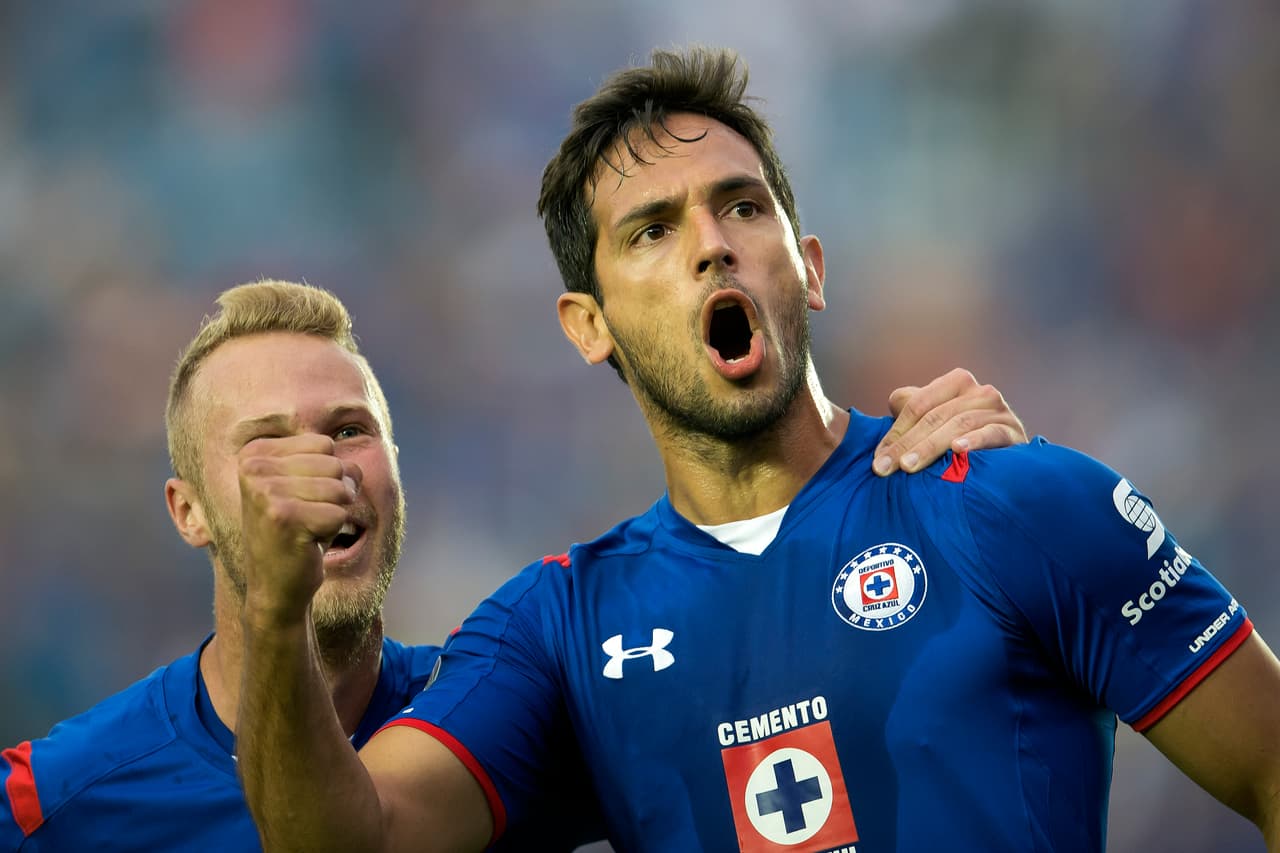 De las pocas cosas que pudo hacer el delantero uruguayo Roque Santa Cruz, fue el marcarle un doblete al equipo felino dirigido por el 'Tuca' Ferreti en el Clausura 2015.