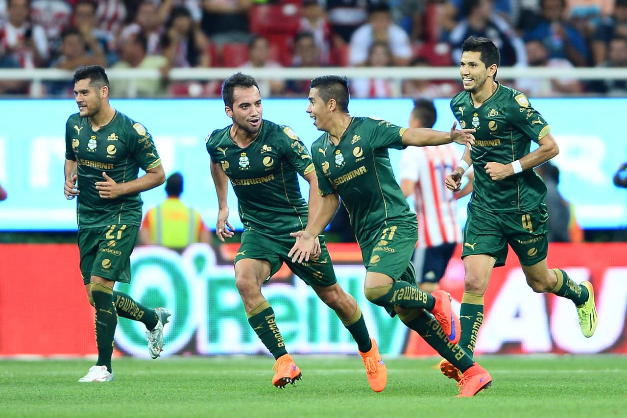 Chivas se enfrentó a Santos en las Semifinales del Clausura 2015, pero fue derrotado 3-0 en casa con goles de Djaniny, Carlos Izquierdoz y Néstor Calderón, el día de hoy ambos equipos viven situaciones diferentes, los rojiblancos buscarán clasificar a liguilla mientras que los guerreros buscarán no ser el peor equipo del torneo.