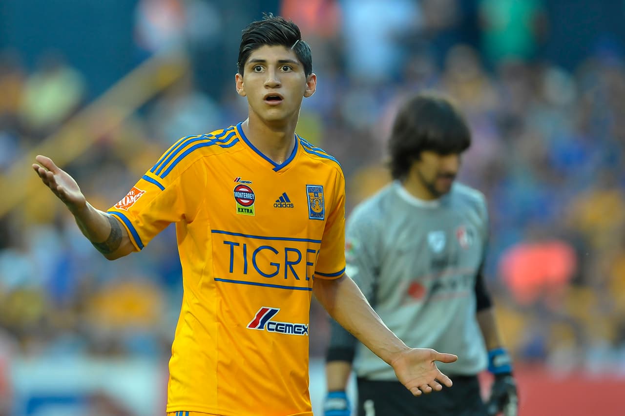 Las actuaciones de Álan Pulido con Tigres lo llevaron a ser parte de México en Brasil 2014. Con el equipo felino fue campeón de Liga MX en 2011 y de Copa MX en 2014, pero su salida fue polémica en medio de la intención del atacante de jugar en Europa a pesar de compromisos contractuales.