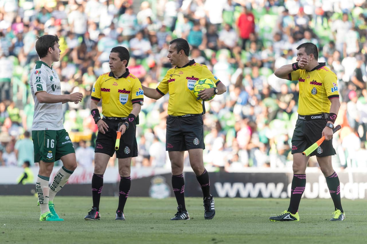 José Alfredo Peñaloza, árbitro central, tuvo un encuentro muy complicado en el que además de marcar un penal, expulsó a tres jugadores.