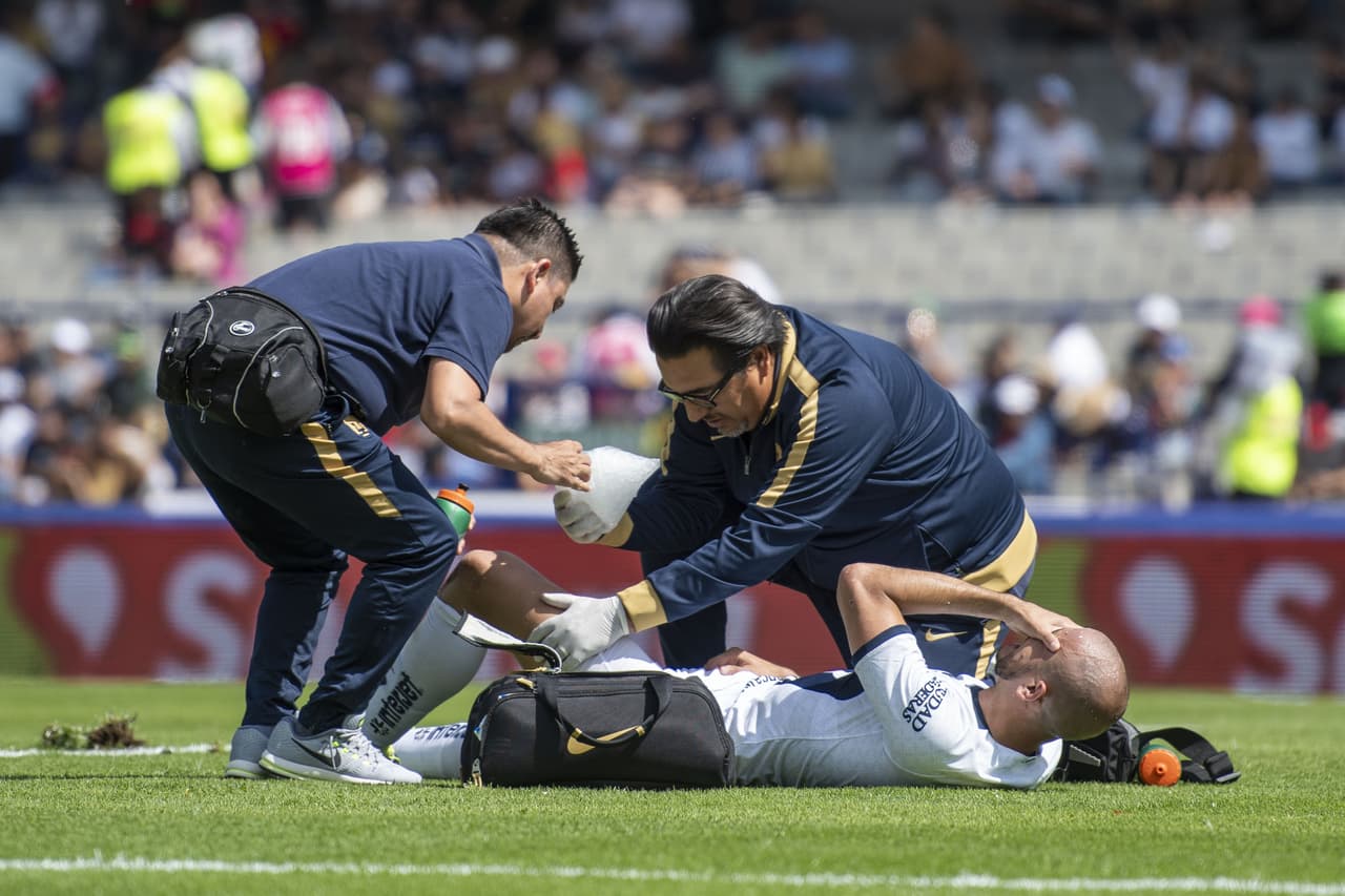 Carlos González termina lesionado tras el choque con Vázquez Mellado.