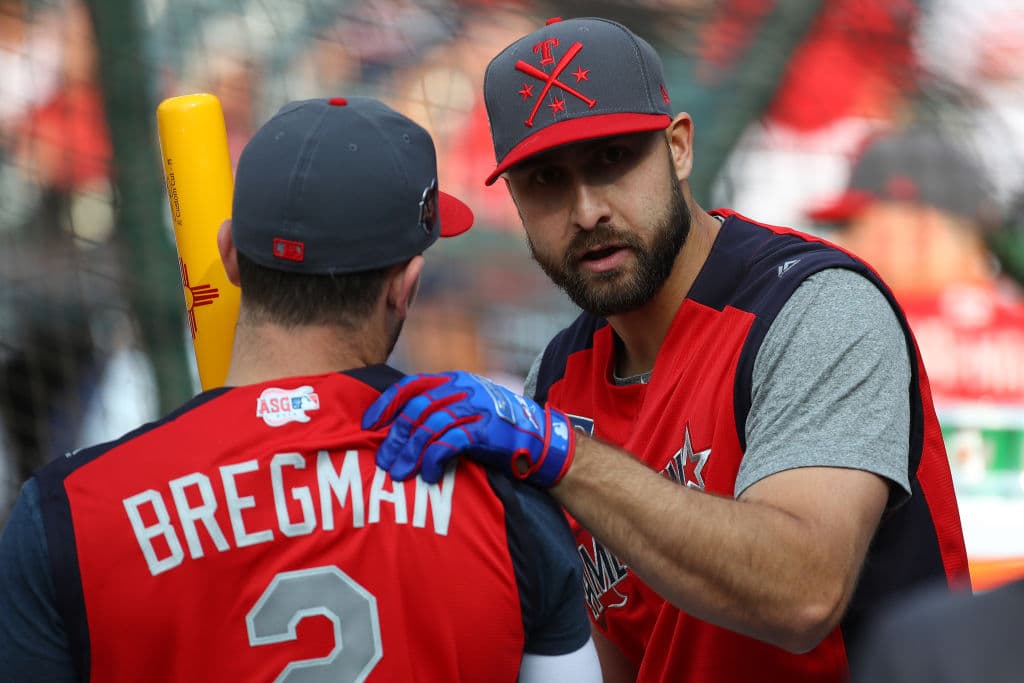 Así realizaron su práctica los peloteros seleccionados para participar en el MLB All Star Game, que se llevará a cabo este martes en Progressive Field, el Cleveland. Jugadores que generalmente son rivales pudieron convivir, charlar, entrenar, soltar el brazo y tener una leve práctica de bateo para alistarse de cara al encuentro de Media Temporada que promete ser muy atractivo.