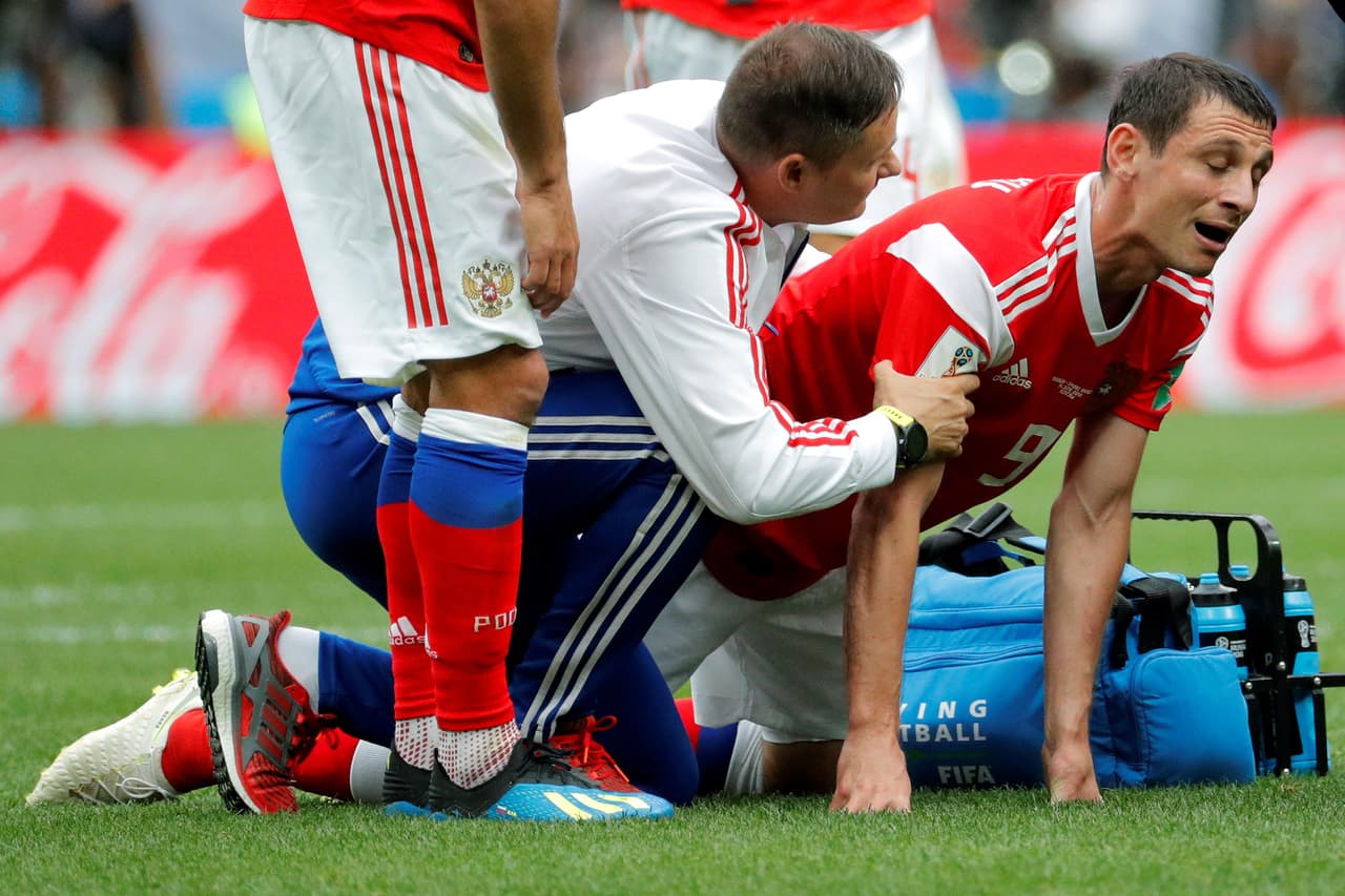 Dzagoev daba muestras del dolor que le impedía continuar.