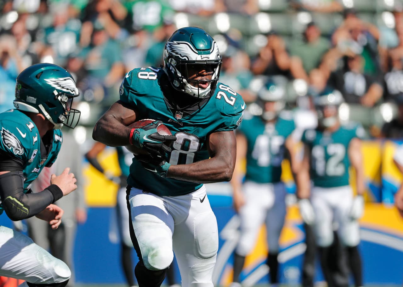 <b>Wendell Smallwood (Eagles) </b>Aunque LeGarrette Blount tuvo un gran juego, Smalwood tomó el rol de Darren Sproles en el juego por pase. Sus 13.90 puntos con TD incluido son un buen indicio, así que no dudes en sumarlo si aún está libre.