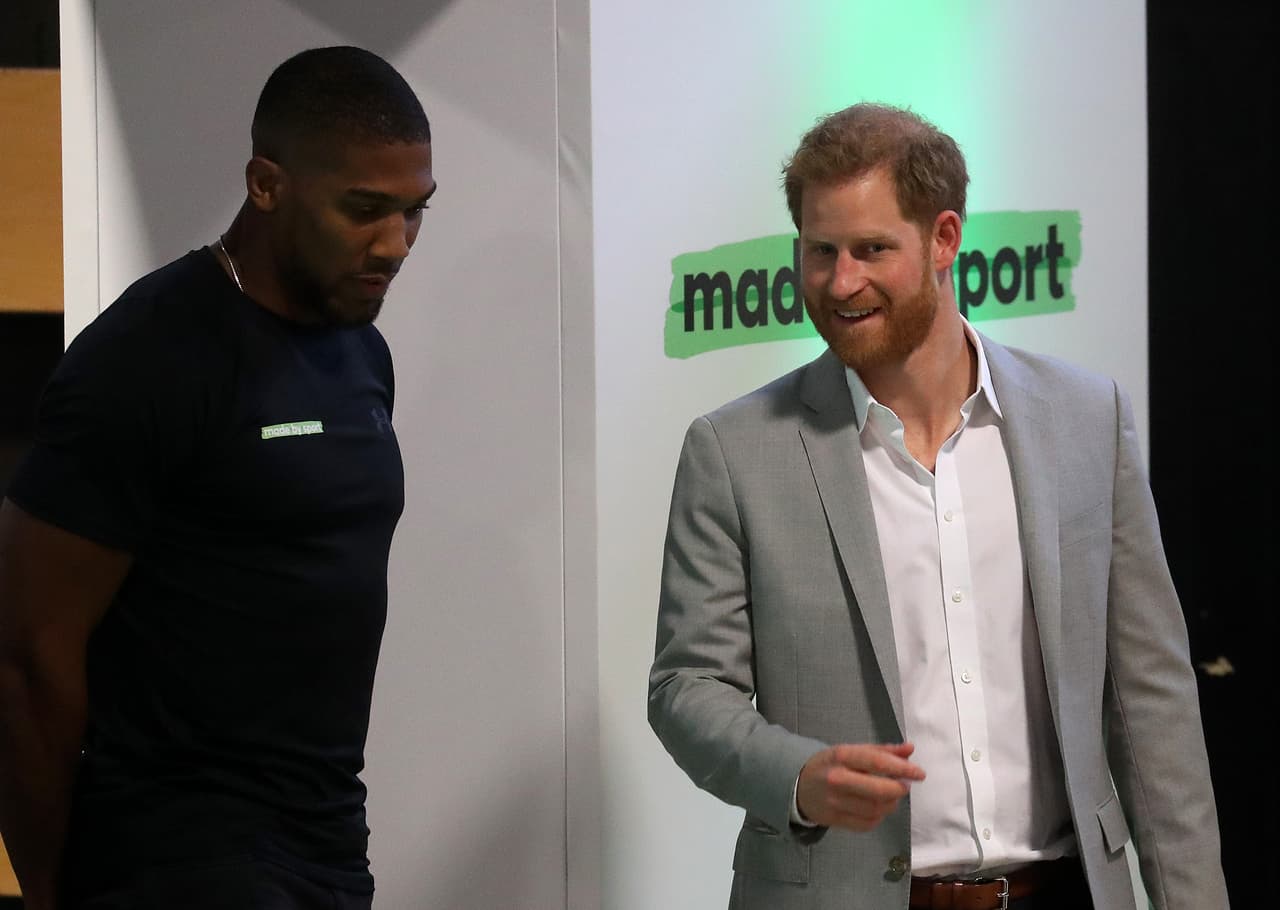El pugilista Anthony Joshua se reunió con el Principa Harry en el evento 'Made by Sport', donde se le notó sonriente a pesar de su pérdida de títulos de peso completo contra el mexicano Andy Ruiz.