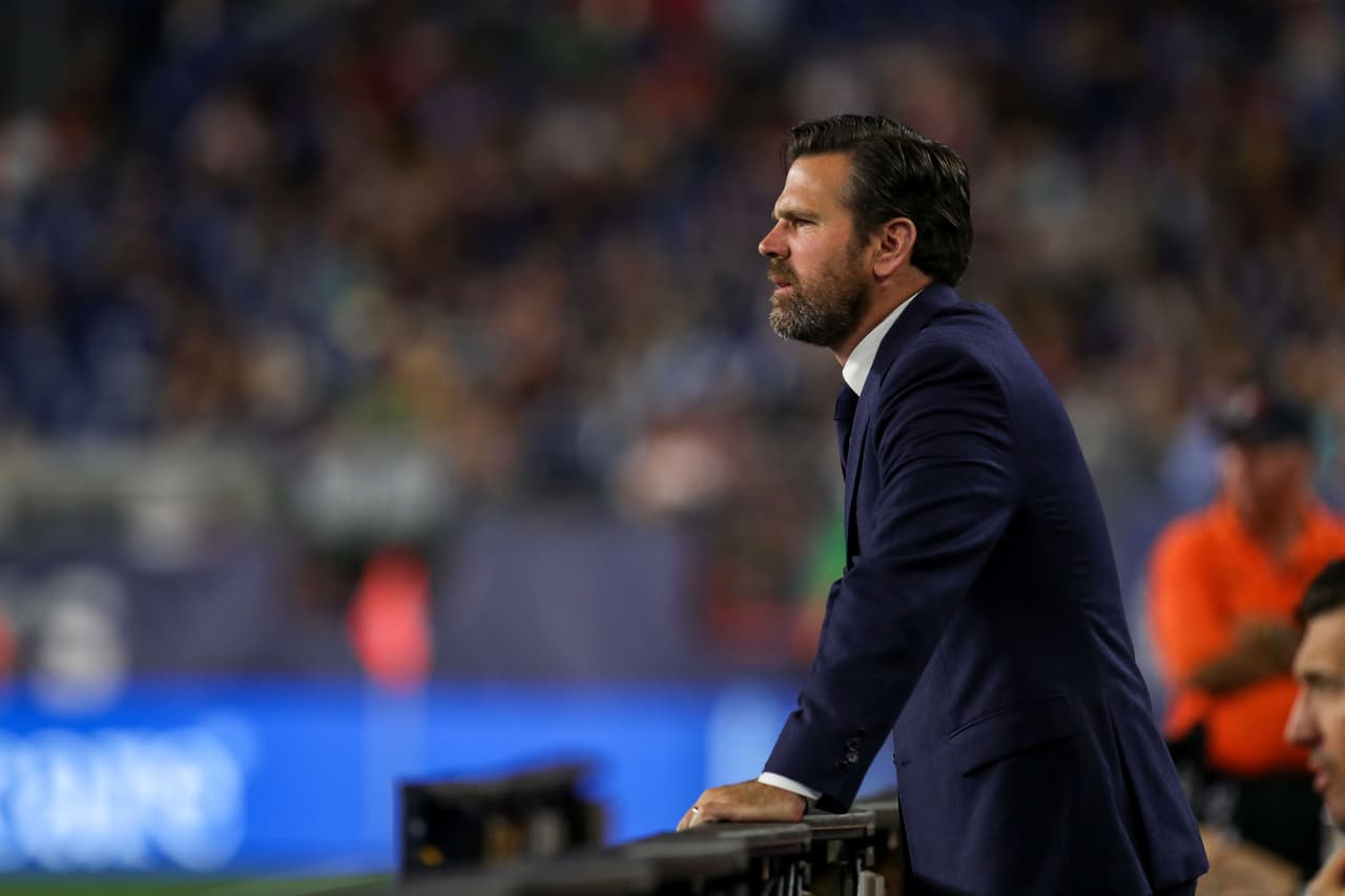 Los recientes cambios tácticos y de personal efectuados por Toronto FC están rindiendo frutos. Por eso Greg Vanney fue escogido como el entrenador del Equipo de la Semana. En su banquillo estarían David Bingham (LA), Harrison Afful (CLB), Allan Cruz (CIN), Nicolás Lodeiro (SEA), Michael Bradley (TOR), Alexandru Mitrita (NYC), y CJ Sapong (CHI).