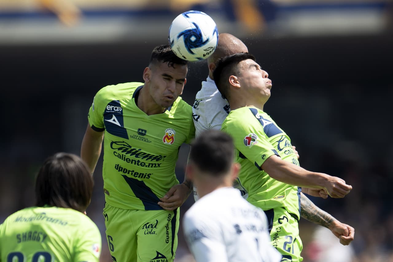 Carlos Gon´zalez es bloqueado en un intento de cabezazo por dos defensas de Monarcas Morelia.