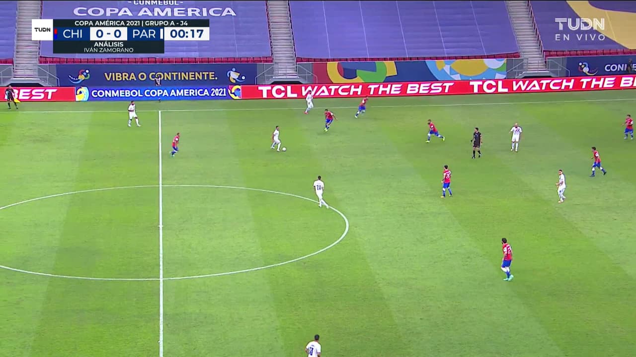 Arranca el partido y la pelota está en juego.