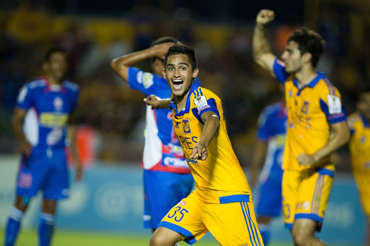 En su debut, los Tigres vencieron en su casa a los cuscatlecos por 2-1, marcador que se repetiría en el partido de vuelta en San Salvador.