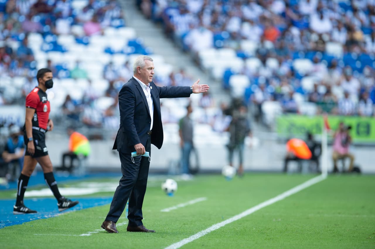 Javier Aguirre hizo modificaciones que no le redituaron, en parte porque en su banca solo había jugadores juveniles.