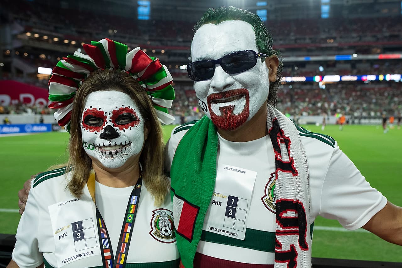 Los aficionados a la Selección Mexicana en Estados Unidos se distinguen por su lealtad, su pasión y su creatividad para mostrar su cariño al Tri. Estos son algunos de los que consideramos verdaderos aficionados, esos que contagian con su entusiasmo y ganas de apoyar. Nuestro reconocimiento para todos ellos.