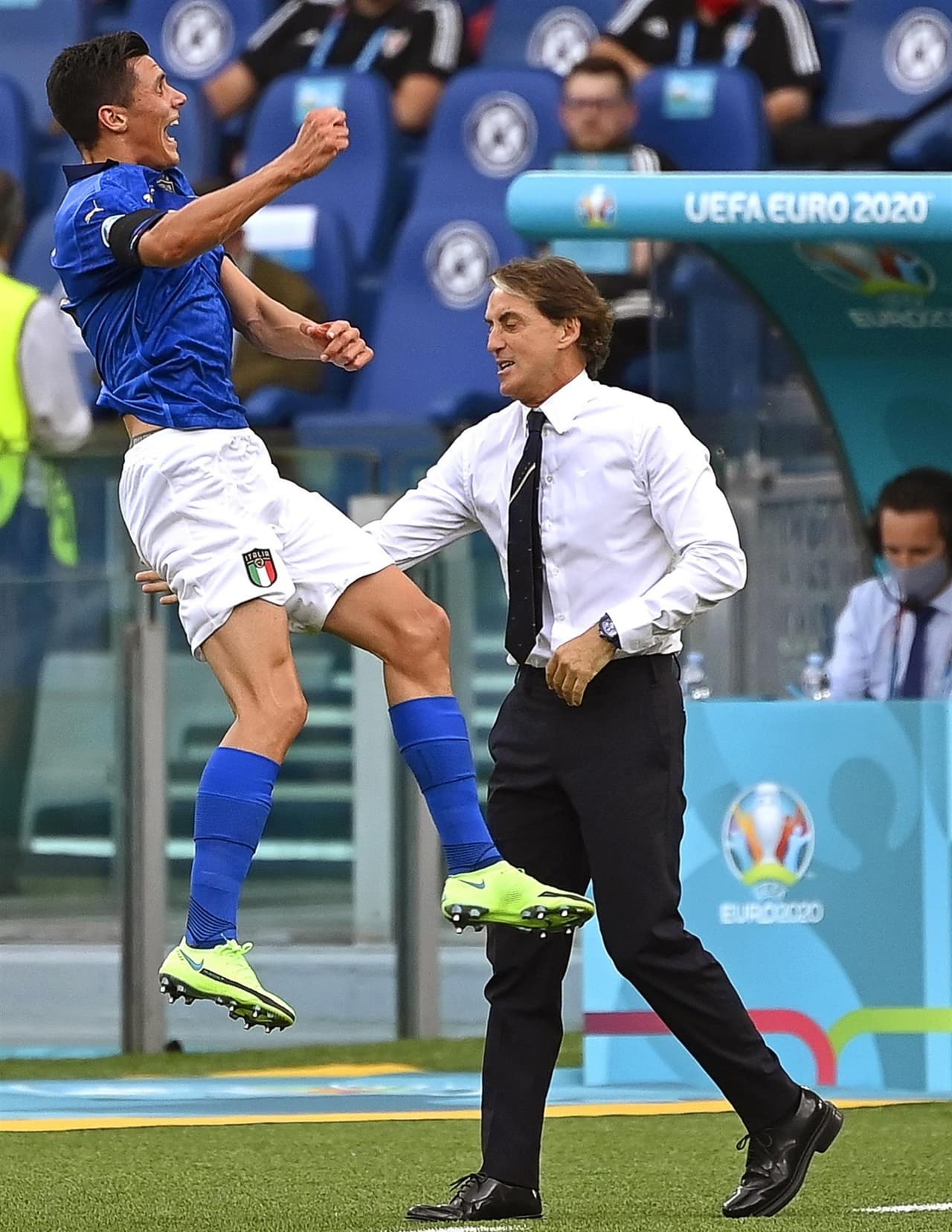 Italia derrota por la mínima a la selección de Gales en la última jornada del Grupo A en la Euro 2020. El único tanto del encuentro fue por parte de Matteo Pessina al minuto 39, lo que hace que la escuadra 'Azzurra' sea el primero de grupo y cumplan 1,000 minutos sin haber perdido un encuentro.