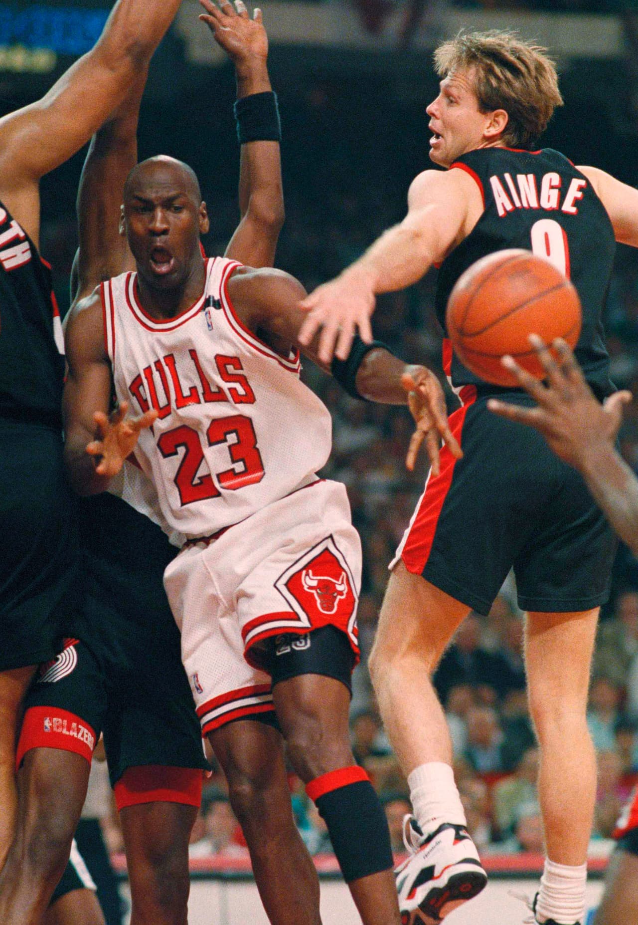 Michael Jordan de los Chicago Bulls en las Finales NBA de 1992 ante los Portland Trail Blazers, de cuyo equipo aparecen Kevin Duckworth, y Danny Ainge.