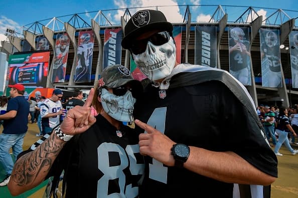 Maquillajes, disfraces, banderas... todo vale para demostrar la pasión que se siente en México por la NFL.