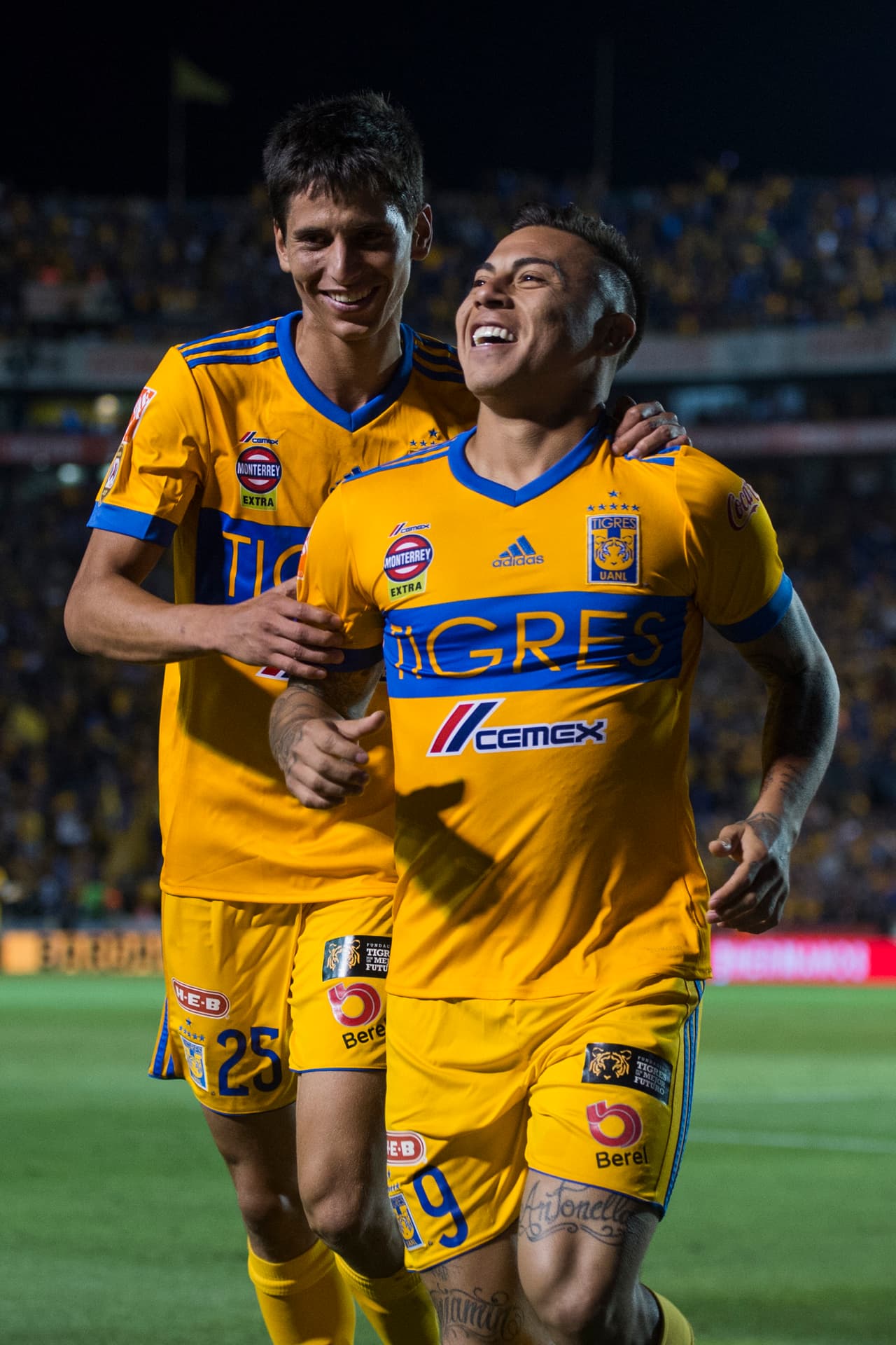 Jugada de pared entre Vargas y Gignac que terminó con un remate rasante del delantero chileno. El balón entró tras chocar con el poste. Precisión total en el disparo.