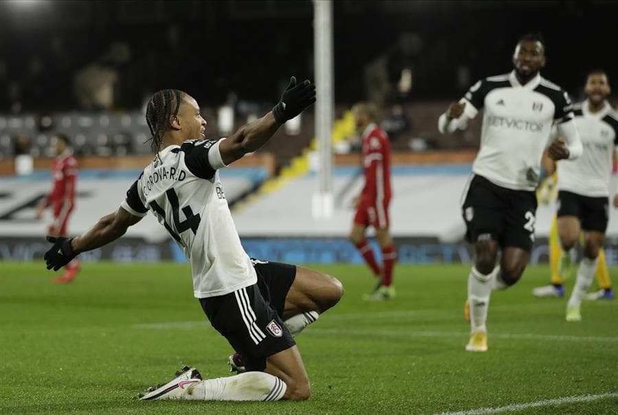 Hay empate entre el Liverpool y Fulham en la 12va Jornada de la Premier League. El primer gol fue a cargo de Bobby Reid (25’), pero los ‘Reds’ buscaron igualar el marcador y fue Mohamed Salah quien lo logró al minuto 79.