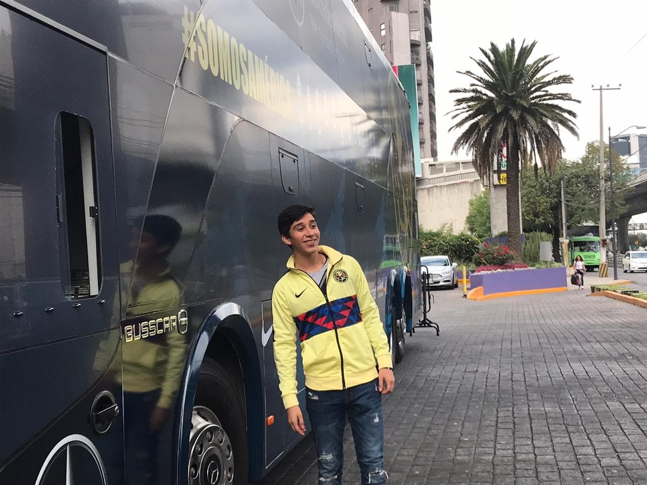 Decenas de americanistas se congregaron en el hotel para alentar al equipo previo a la final del futbol mexicano.