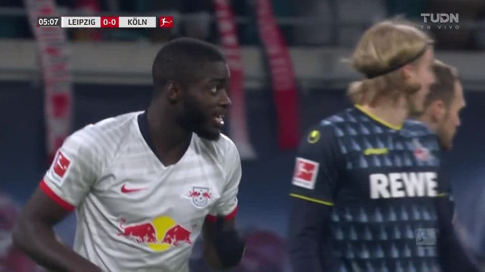 Tiro desviado de Dayot Upamecano