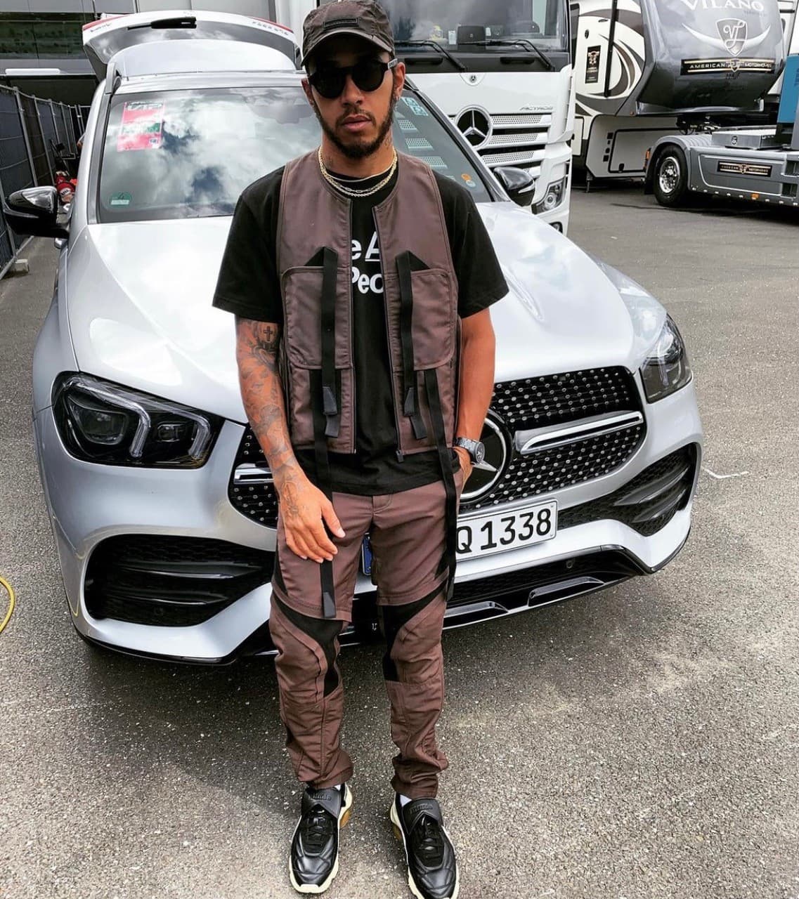 El mejor piloto enla actualida de la F1 Lewis Hamilton, tiene el afán de portar diamantes y piedras preciosas en su accesorios como lo hace en sus anillos, pulseras, relojes, cadenas y aretes.