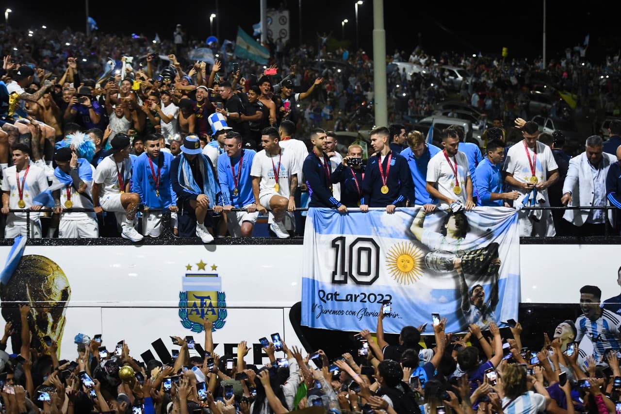 Festejos de la selección argentina en Buenos Aires tras ganar el Mundial Qatar 2022.