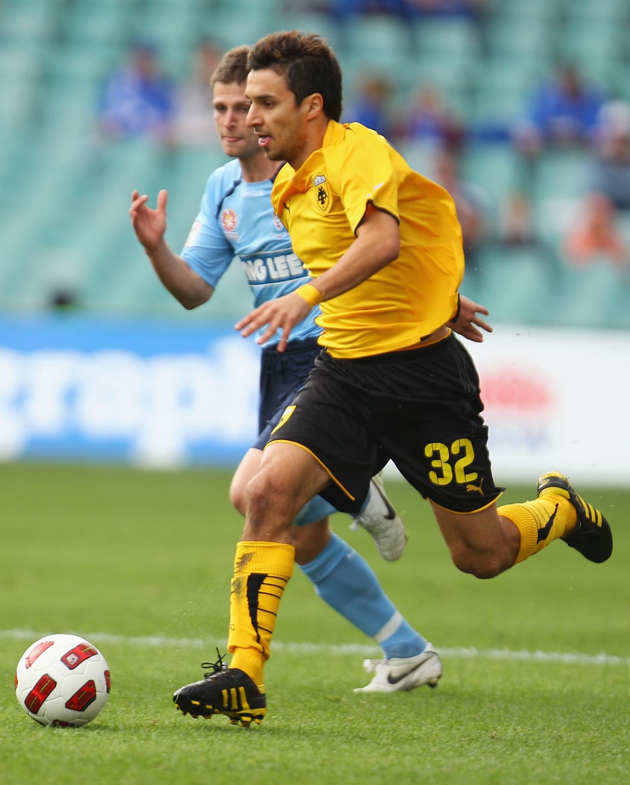 Llegó al AEK de Atenas donde anotó 27 goles en 89 partidos.