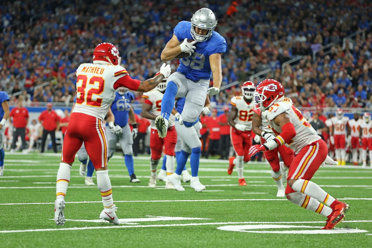 Kansas City Chiefs 34-30 Detroit Lions. T.J. Hockenson vuela por los aires para anotar, aún así los Lions no pudieron ganar.