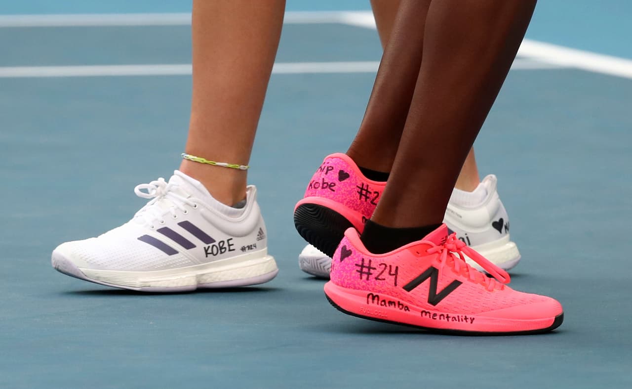 Las tenistas estadounidenses Coco Gauff y Caty McNally rindieron homenaje a Kobe Bryant con mensajes escritos en los zapatos que utilizaron en un partido del Abierto de Australia este lunes 27 de enero de 2020. La sorpresiva muerte del astro de la NBA y de su hija conmocionó a fanáticos y deportistas en todo el mundo y, de las más diversas formas, miles han presentado sus respetos.