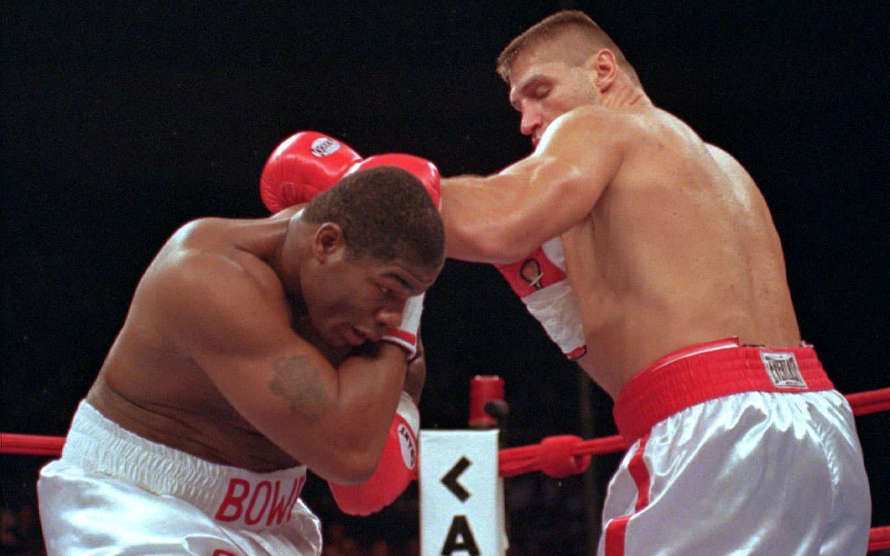La controversia se tomó el MSG el 11 de julio de 1996 cuando Andrew Golta (derecha) se hizo descalificar frente a Riddick Bowe (izquierda).