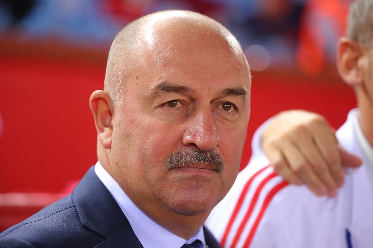 El técnico Stanilav Chersesov sigue al frente del equipo ruso luego de alcanzar los cuartos de final en el Mundial que terminó el pasado 15 de julio.