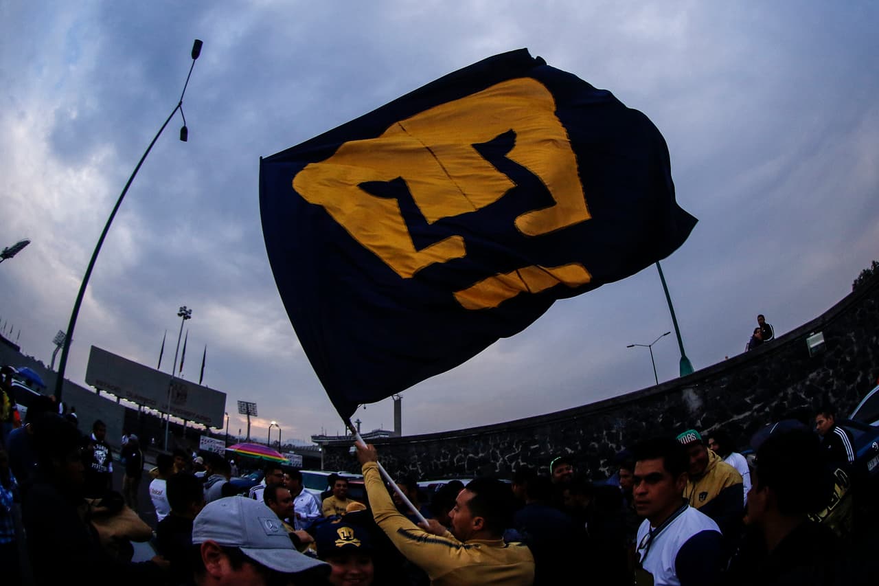 Es ley que los partidos entre Pumas y América son de alto interés y eso significa que las aficiones de los dos equipos se empeñan por darle un gran ambiente al juego. Esto pasó previo al inicio.