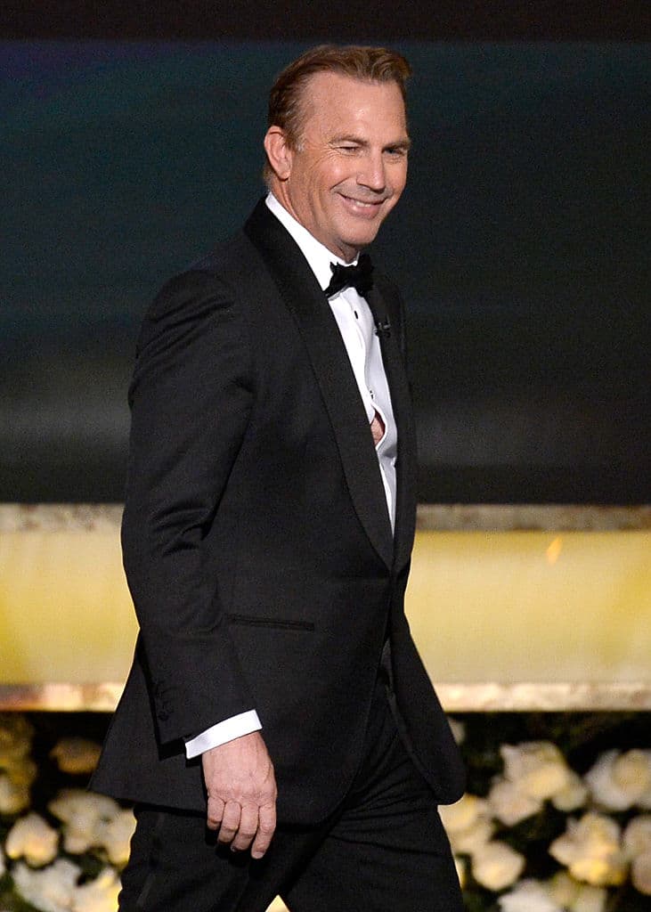 La falta de pruebas le impide acusarlo de asesinato, extorsión y comercio ilegal de alcohol, pero Ness, con la ayuda de un par de intachables policías reclutados con la ayuda de un astuto agente, intentará encontrar algún medio para inculparlo por otra clase de delitos.
<br>