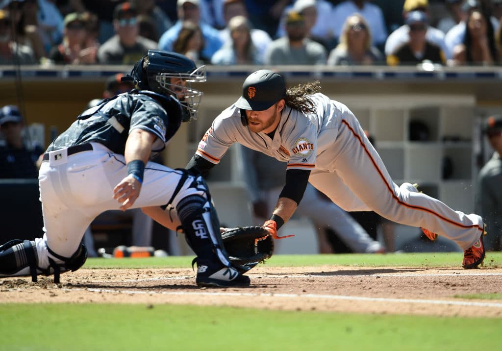 Este es el momento en el que Brandon Crawford llegó a timbrar en el pentágono la primera anotación para los San Francisco Giants.