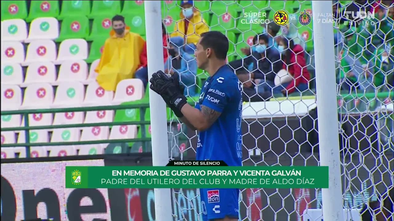 Arranca el partido y la pelota está en juego.