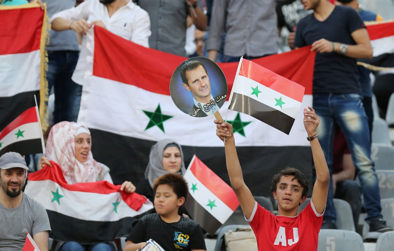 No faltó entre los fanáticos quienes aprovecharan para hacer algo de proselitismo en medio del deporte.