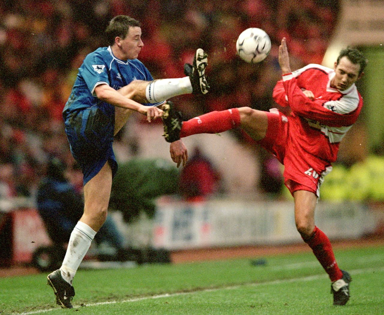 Desde muy joven se caracterizó por su energía en la defensa y por su entrega en la cancha. Eso llevó a que en la temporada del 2000 al 2001 se afianzara en la titular, jugando 26 partidos.