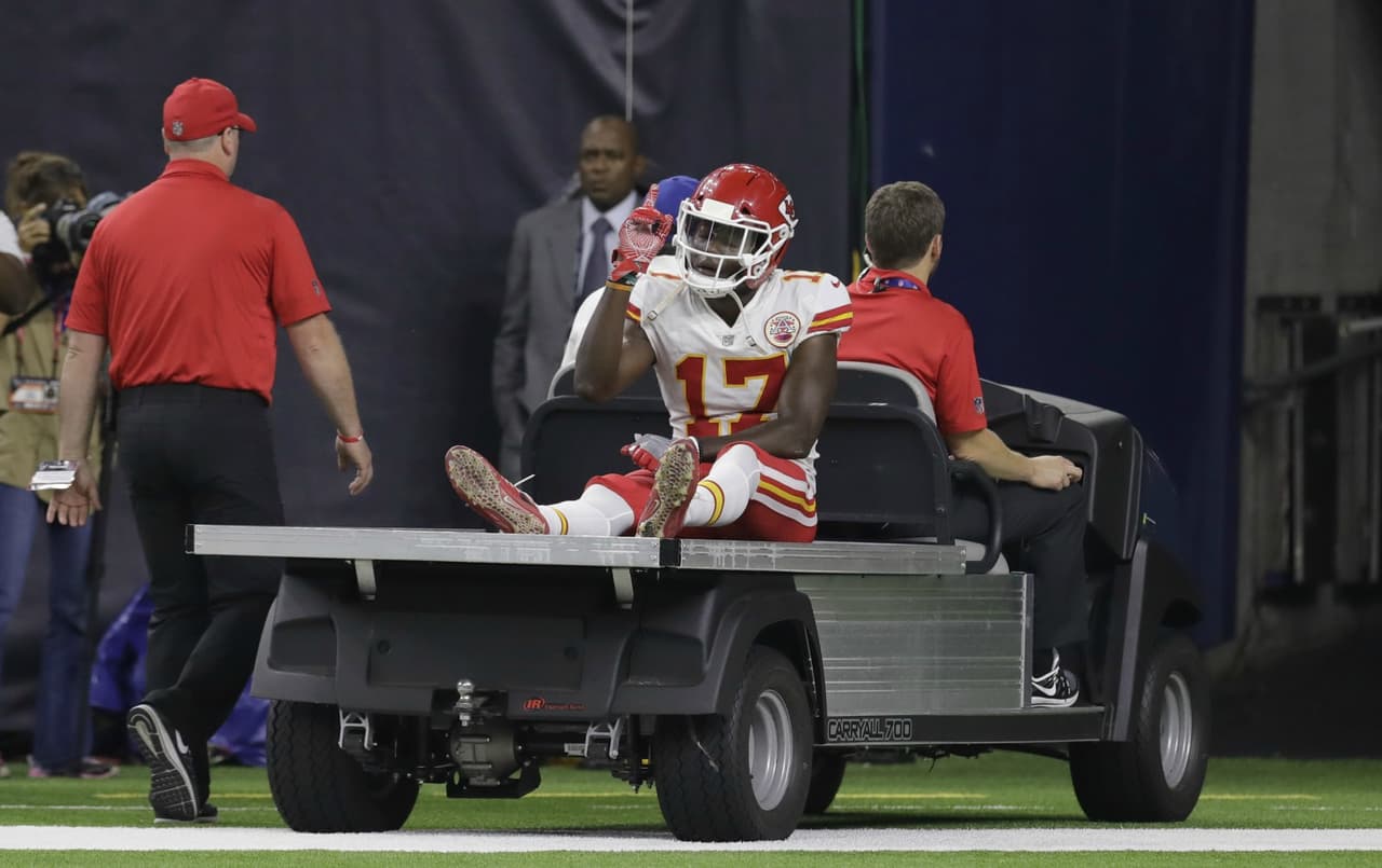 El receptor Chris Conley salió del campo lesionado al atrapar una patada corta en el tramo final del encuentro.