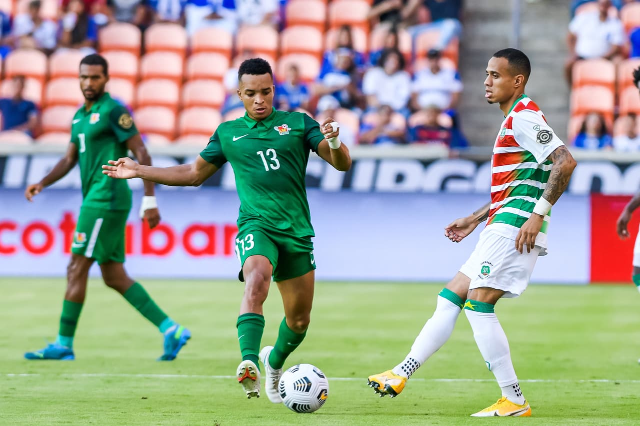 Gleofilo Vlijter y Nigel Hasselbaink se encargan de batir a Kévin Ajax para darle la victoria 2-1 sobre Guadalupe y se despiden con tres puntos en la bolsa.