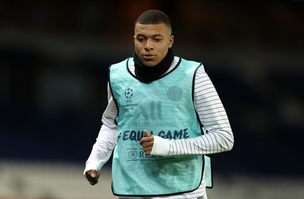 Kylian Mbappe calienta para entrar al partido.